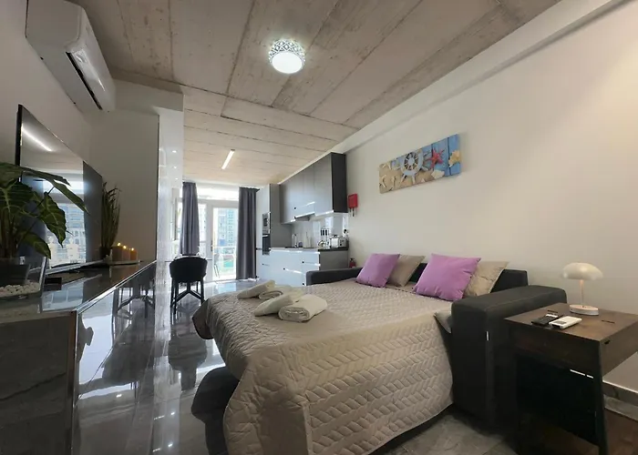 Seafront, Lovely Modern Studio.