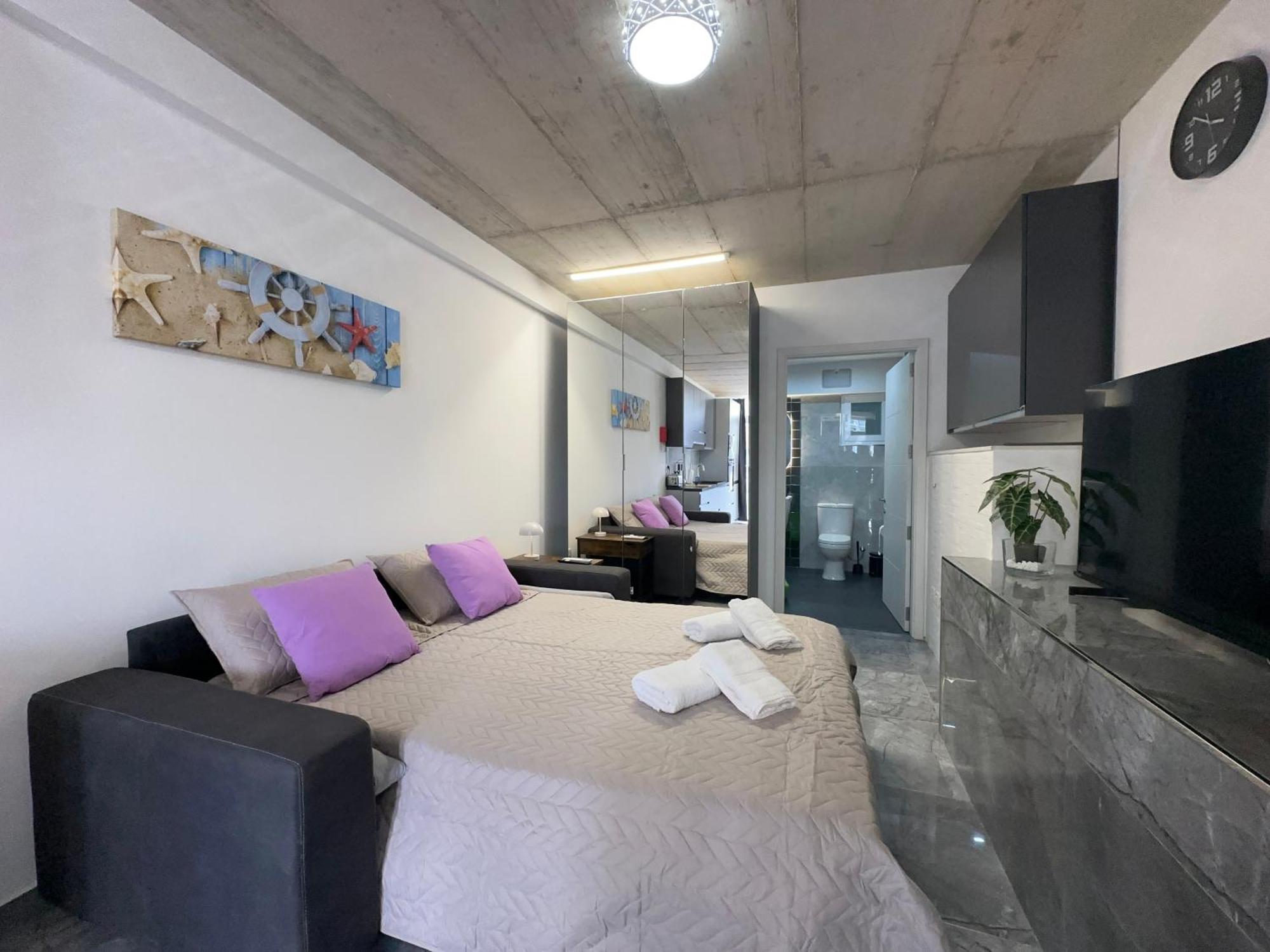 Seafront, Lovely Modern Studio. *